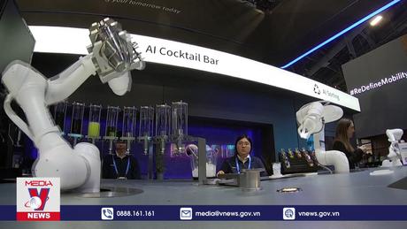 Thưởng thức cocktail do robot pha chế