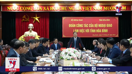 Đoàn công tác của Bộ Ngoại giao làm việc và tặng quà CNLĐ tỉnh Hòa Bình 