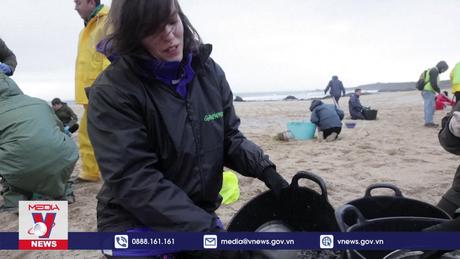 Thu nhặt hạt nhựa trôi dạt vào bở biển Tây Ban Nha