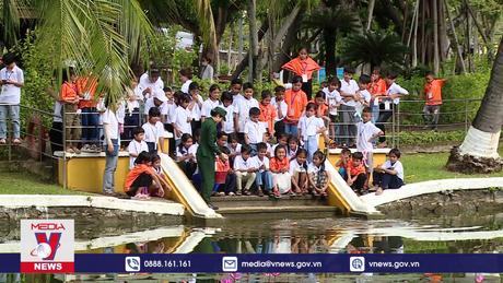 Bạn nhỏ vùng cao xuống phố