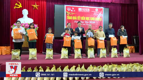 Quà Tết cho học sinh khó khăn 