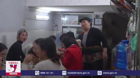 Sau ồn ào miệt thị người khuyết tật, phở Lâm (Hà Nội) đông khách bất ngờ