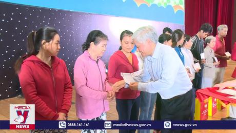 Đoàn công tác Trung ương trao quà Tết tại Bình Dương