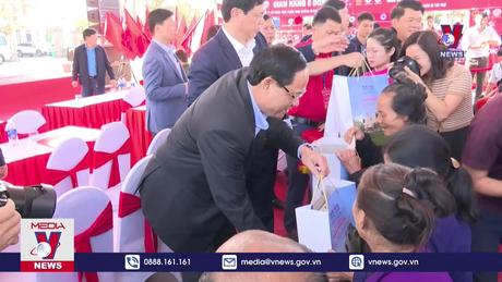 Tặng quà Tết cán bộ, chiến sĩ và Nhân dân tỉnh Hà Tĩnh 