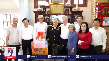 Đồng chí Nguyễn Hòa Bình tặng quà Tết tại Phú Yên 