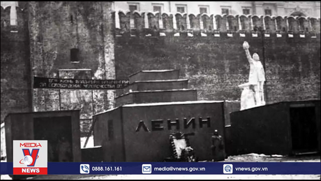 Thăm khu tưởng niệm bên tường Điện Kremlin