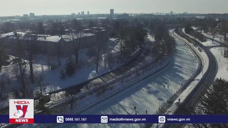 Canada mở cửa lại sân băng tự nhiên lớn nhất thế giới