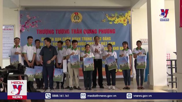 Phó chủ tịch Quốc hội trao quà Tết tại Quảng Trị 