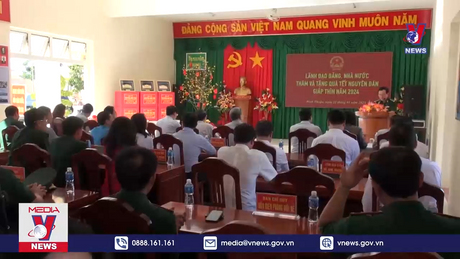 Phó Chủ tịch Quốc hội trao quà tết tại Bình Thuận