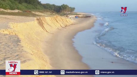 Nước biển xâm thực bất thường, gây sạt lở tại bãi biển Bảo Ninh (Quảng Bình)