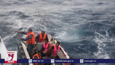Cứu hộ 5 ngư dân bị chìm tàu trên biển Trường Sa