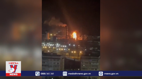 Cháy lớn tại nhà máy lọc dầu của Nga