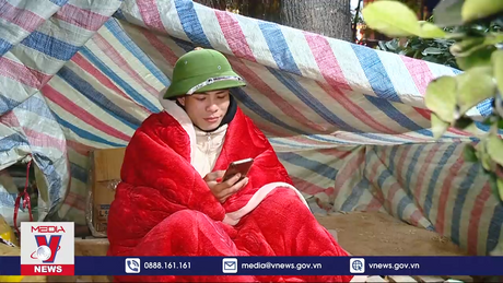 Tiểu thương canh đào quất xuyên đêm trong giá lạnh