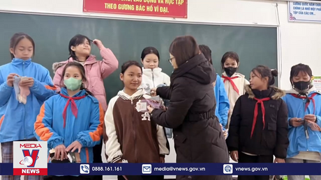 Học sinh dùng tiền tiết kiệm mua 700 đôi tất tặng các bạn vùng biên giới