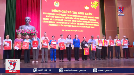 Phó Chủ tịch nước trao quà Tết cho người nghèo Bến Tre