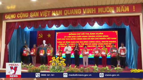 Phó Chủ tịch nước thăm, tặng quà tết cho gia đình chính sách, công nhân