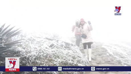 Gần 10 nghìn lượt du khách lên Mẫu Sơn ngắm băng 