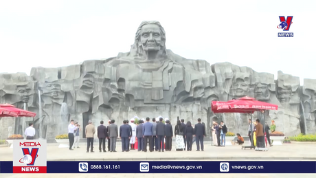 Phó Chủ tịch nước tặng quà gia đình chính sách tỉnh Quảng Nam