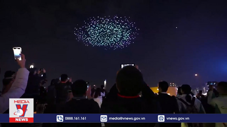 Máy bay không người lái thắp sáng bầu trời Hong Kong (Trung Quốc)