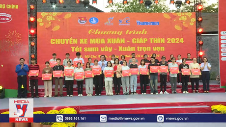 Chuyến xe mùa xuân đưa hàng ngàn sinh viên về quê ăn Tết