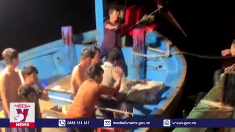 Tiếp nhận 12 thuyền viên nước ngoài bị nạn trên biển