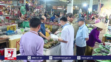 Kiểm soát vệ sinh an toàn thực phẩm Tết tại chợ truyền thống