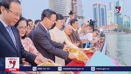 Chủ tịch nước và Phu nhân cùng các kiều bào dâng hương, thả cá chép