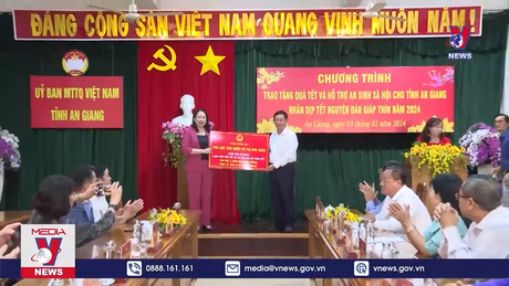 Phó Chủ tịch nước trao quà Tết tại An Giang