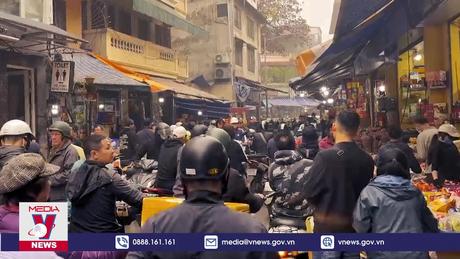 Người dân đổ xô sắm tết, 