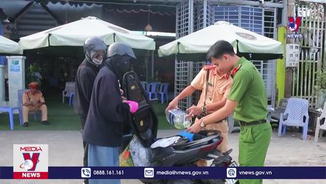  Hỗ trợ xăng, nước uống miễn phí cho người dân về quê đón Tết