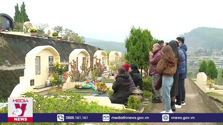 Người dân tất bật đi tạ mộ những ngày cuối năm