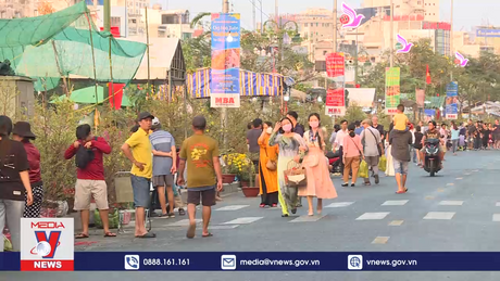 Chợ hoa “trên bến dưới thuyền” TP.HCM nhộn nhịp khách du xuân