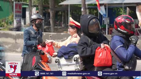 Lực lượng Cảnh sát giao thông Quảng Ngãi hỗ trợ người dân về quê đón Tết