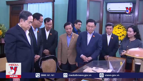 Chủ tịch Quốc hội dâng hương Chủ tịch Hồ Chí Minh 