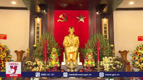 Lãnh đạo TP.HCM dâng hương Chủ tịch Hồ Chí Minh và các anh hùng liệt sĩ