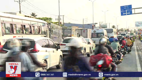 Cửa ngõ TP.HCM đi miền Tây nhộn nhịp người về quê đón Tết