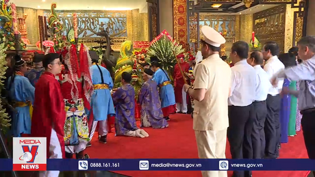 TP.HCM dâng cúng bánh tét lên Quốc Tổ Hùng Vương