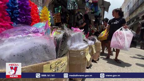 Rộn ràng không khí mua sắm chuẩn bị cho lễ hội Rio Carnival