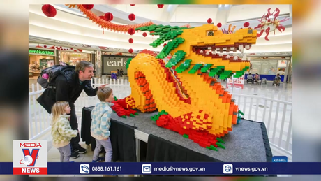 Rồng Lego cao 1,5 m ở Canada