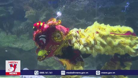 Độc đáo biểu diễn múa lân dưới nước