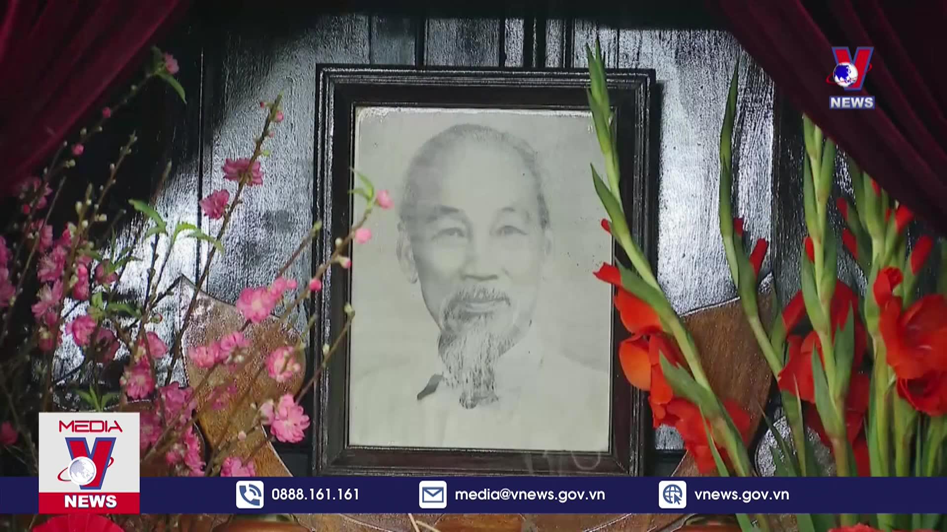 Tổng Bí thư dâng hương tưởng niệm Chủ tịch Hồ Chí Minh