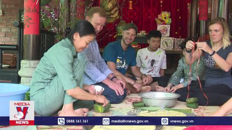 Du khách nước ngoài với Tết Việt trên đất Cố đô