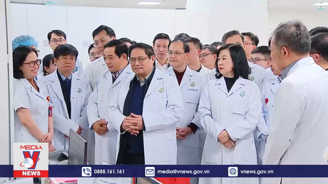 Thủ tướng thăm, động viên cán bộ, bác sĩ các bệnh viện tại Hà Nội