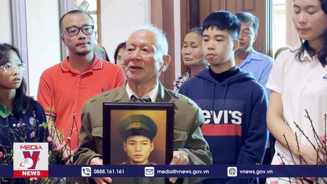Xúc động trao ảnh liệt sĩ phục chế bằng AL dịp tết nguyên đán