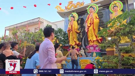 Người dân Cà Mau cầu may mắn ngày đầu năm mới