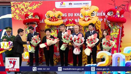Đà Nẵng đón chuyến bay và tàu biển 'xông đất' năm mới