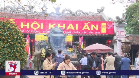 Tấp nập du khách đến đền Trần (Nam Định) đầu năm mới