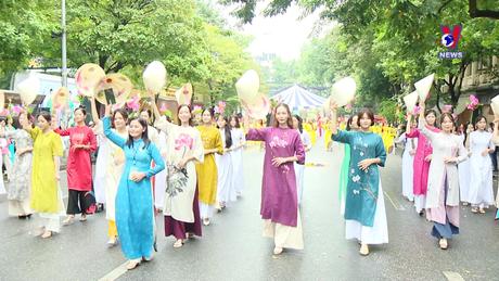 Thông điệp lịch sử: Áo dài Tết Việt