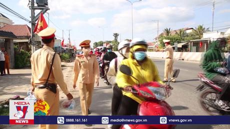  CSGT và người dân địa phương đội nắng phát nước uống tới du khách