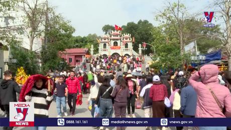 Hàng nghìn du khách chiêm bái đền Bà Chúa Kho 